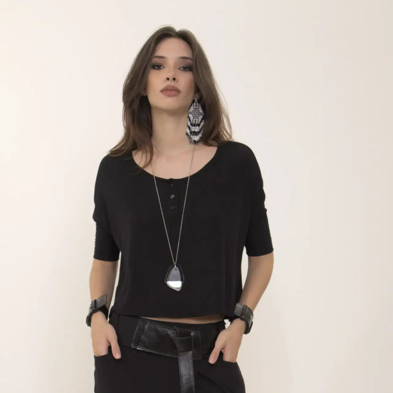 Guarda-roupa inteligente: como montar looks versáteis com poucas peças