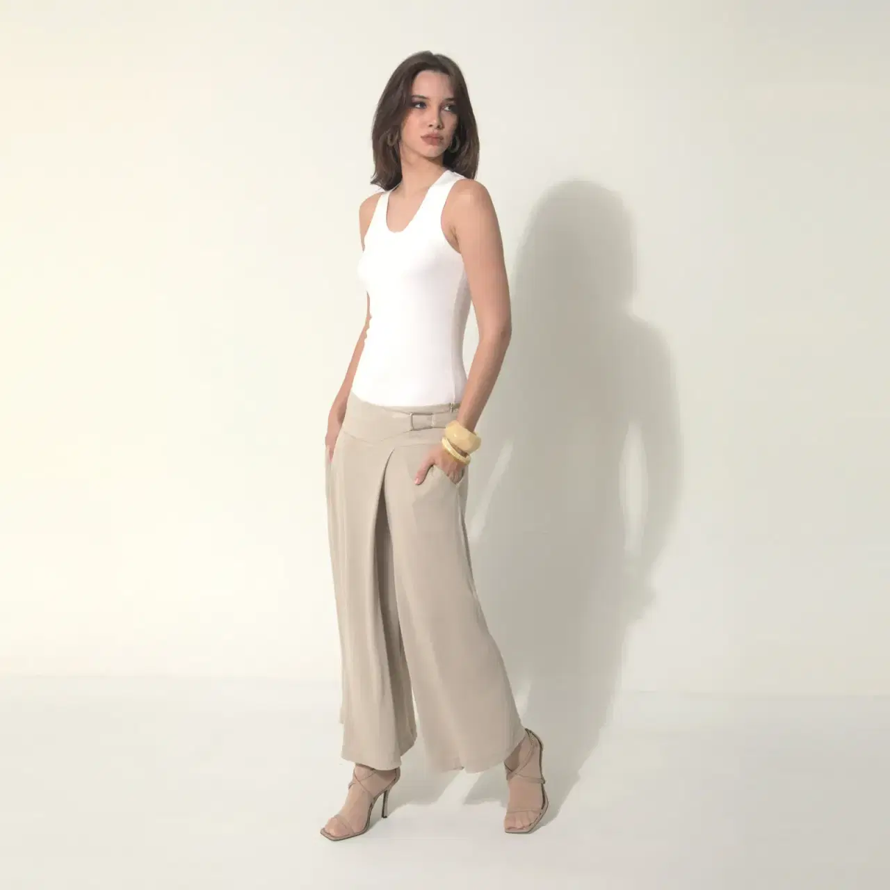 Saia-calça feminina: o que é, como usar e por que apostar nessa peça versátil